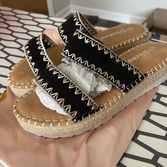 sandals - Picture 1 of 3